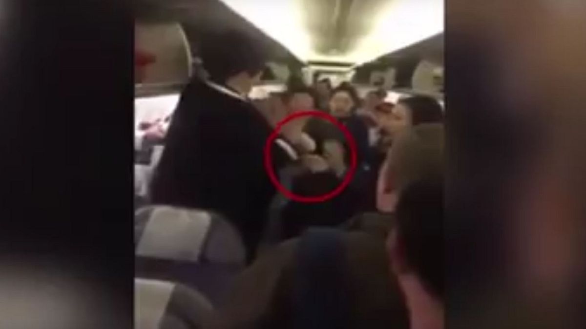 شاهد: شجار بين ركاب على وضع الامتعة يؤخر اقلاع طائرة صينية