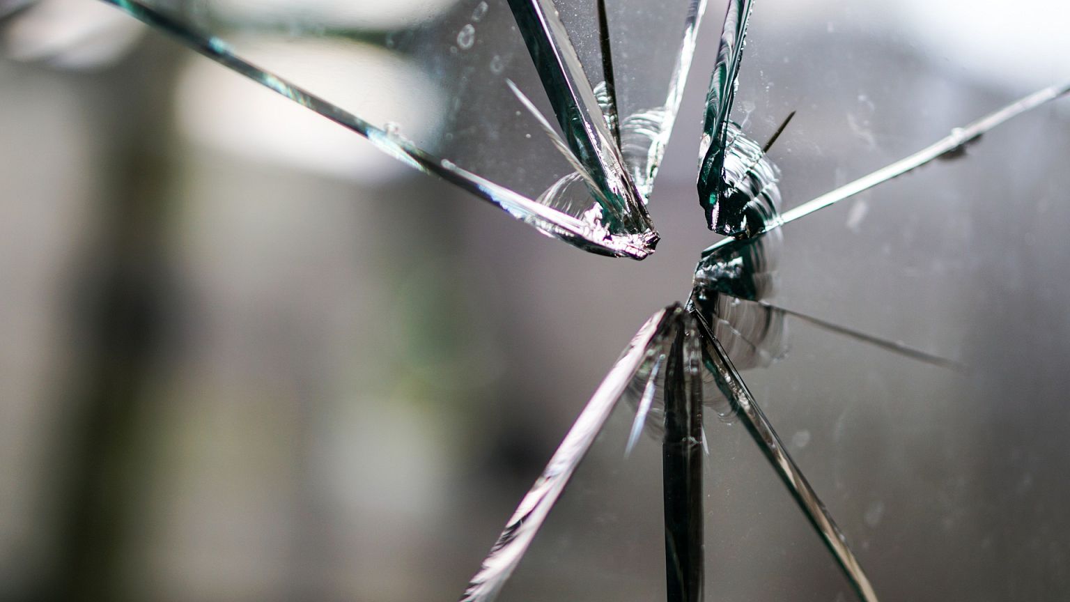 Robber shoots at his own reflection and wounds sidekick