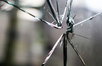 Robber shoots at his own reflection and wounds sidekick