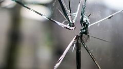 Robber shoots at his own reflection and wounds sidekick