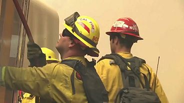 Californie : les pompiers face aux flammes