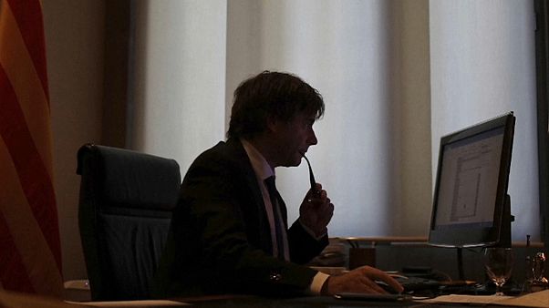 Két tűz között a katalán elnök Két tűz között a katalán elnök