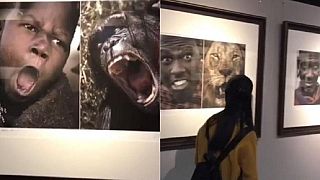 Sdegno per la mostra cinese in cui gli Africani sono accostati ad animali