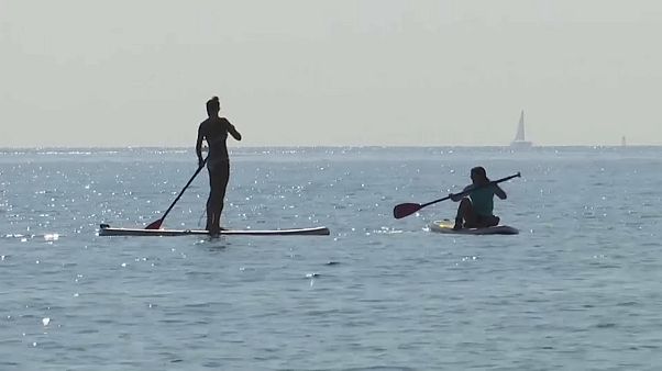 وحدهم السياح لا يعبأون في سياسة إسبانيا وكتالونيا وحدهم السياح لا يعبأون في سياسة إسبانيا وكتالونيا