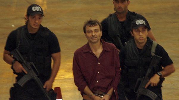 Justiça brasileira aceita providência cautelar que impede extradição de Battisti Justiça brasileira aceita providência cautelar que impede extradição de Battisti