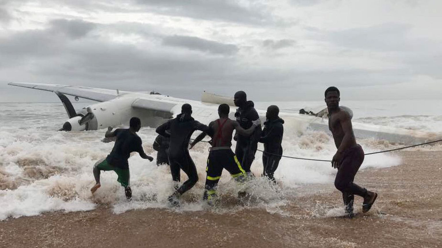 Cuatro muertos al estrellarse un avión en Costa de Marfil