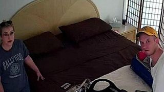 زوجان يكتشفان كاميرا خفية داخل غرفة النوم خلال استئجارهما منزل "إير بي إن بي"