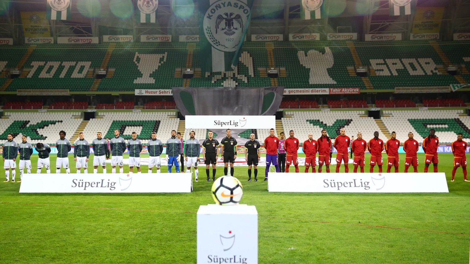 Galatasaray Konyaspor maçına sahaya 11 yabancıyla çıktı