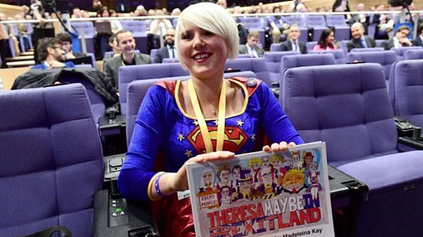 Lei è Madeleina Kay, fa la supereroina e vuole difendere l'UE dalla Brexit Lei è Madeleina Kay, fa la supereroina e vuole difendere l'UE dalla Brexit