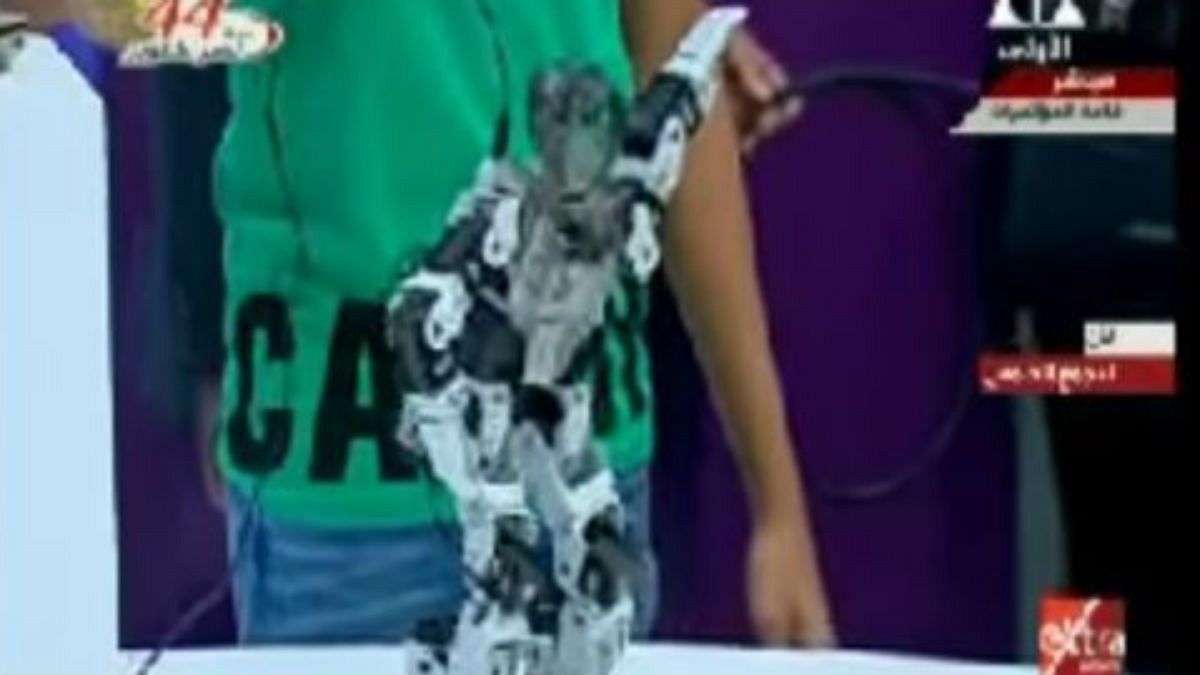 روبوت راقص يتمايل على أنغام "جانجام ستايل" ويثير ضحك السيسي