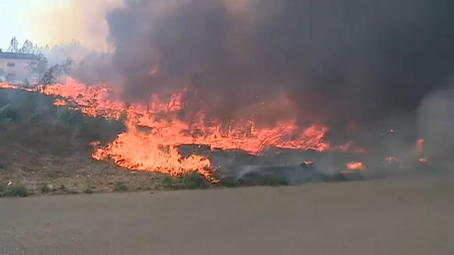 Fogos fustigam centro e norte de Portugal