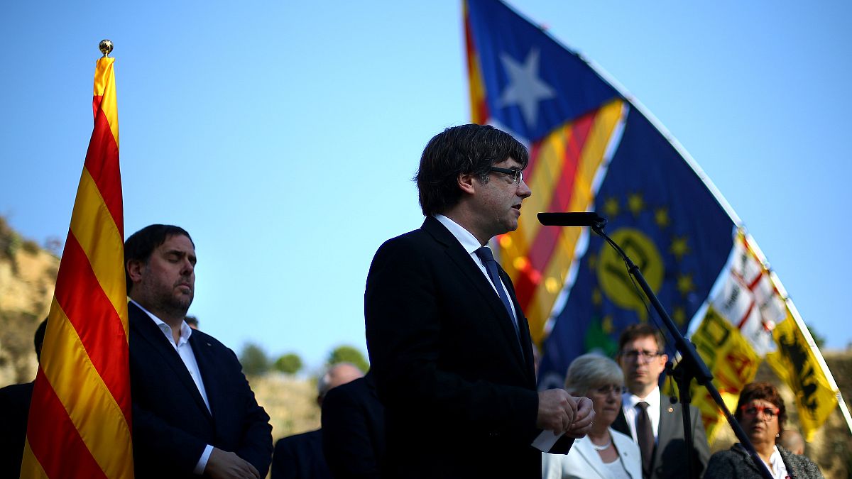 زعيم إقليم كتالونيا في إسبانيا يدعو للهدوء قبل انقضاء مهلة حددتها مدريد