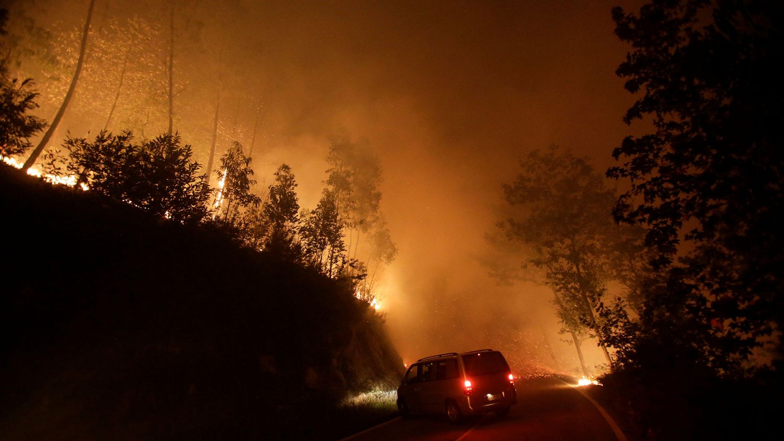 Arde Galicia por incendios criminales: cuatro muertos y miles de hectáreas quemadas