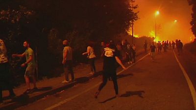 Lucha contra el fuego en las calles de la ciudad de Vigo