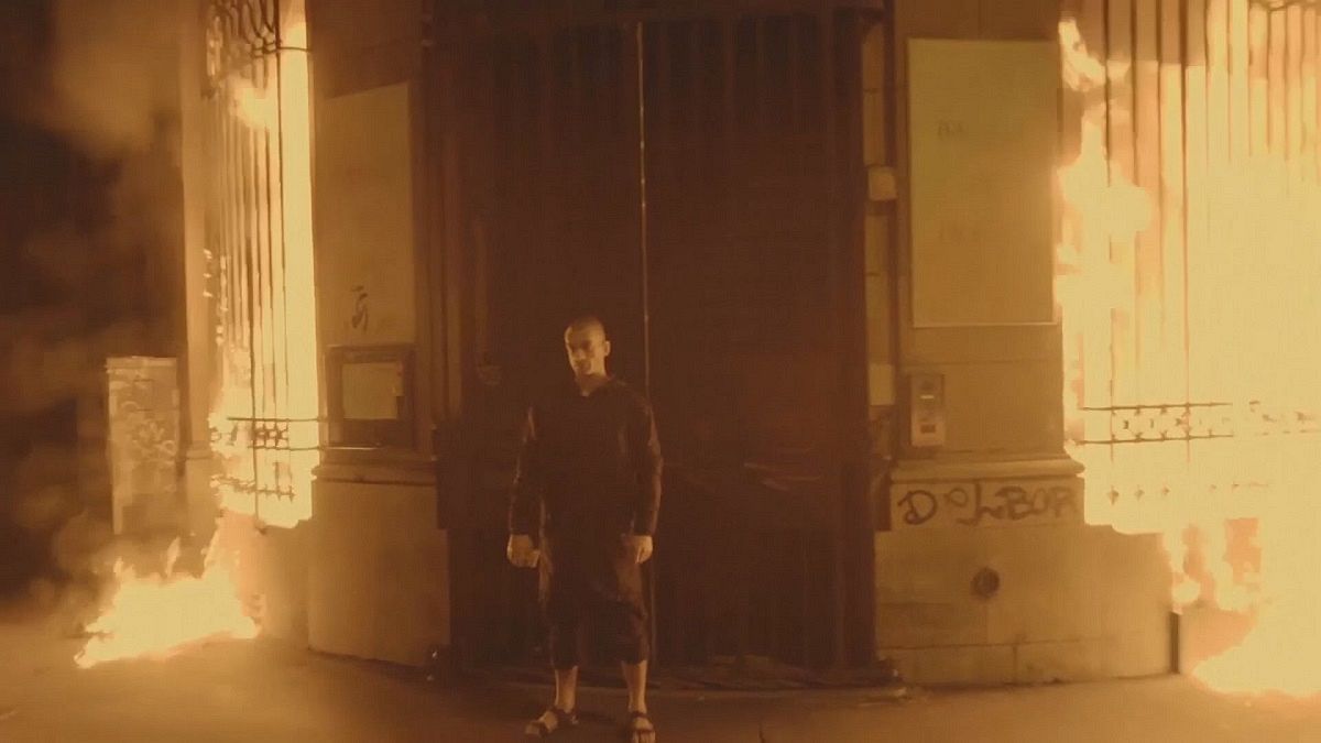 Rus sanatçı Pavlenski Fransa Merkez Bankası'nı ateşe verdi
