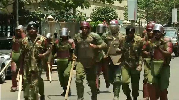 Polícia queniana acusada de 33 mortes nos protestos após as eleições Polícia queniana acusada de 33 mortes nos protestos após as eleições