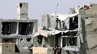 Siria: la lenta caduta di Raqqa, evacuati 275 miliziani dell'Isis