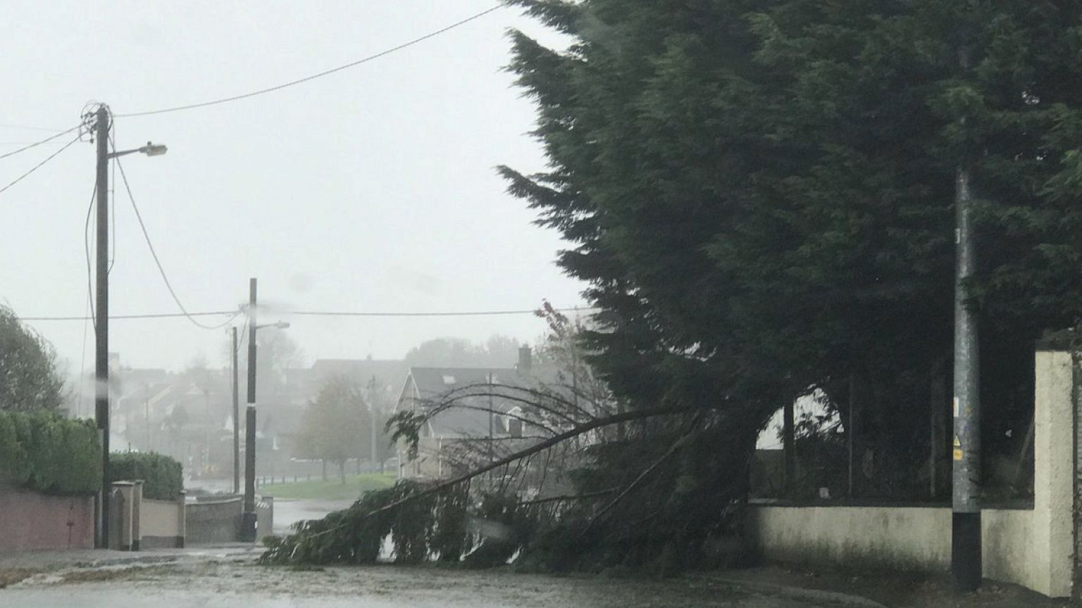 Ophelia atinge mortalmente a Irlanda