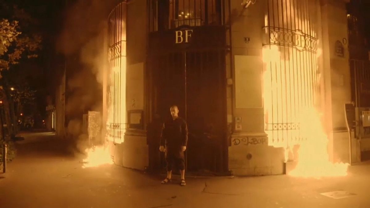 Performer russo coloca Banco de França em chamas
