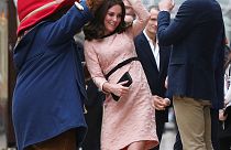 Kate Middleton dança com urso Paddington e William fica a olhar