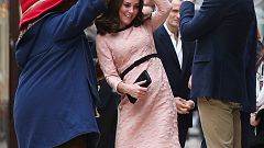 Kate tanzt mit dem Bär Paddington