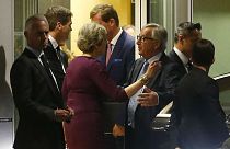 Juncker ve May zirve öncesi akşam yemeğinde buluştu