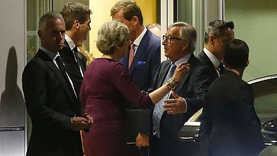 May e Juncker falam do divórcio à mesa