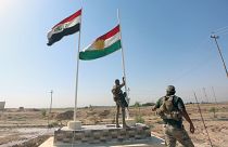شاهد لحظة انزال القوات العراقية للعلم الكردي من فوق مبنى محافظة كركوك
