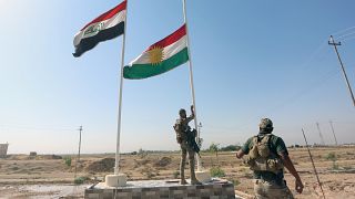 شاهد لحظة انزال القوات العراقية للعلم الكردي من فوق مبنى محافظة كركوك