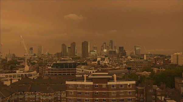 Ophelia tiñe de color naranja el cielo de Londres y siembra el caos en Irlanda del Norte Ophelia tiñe de color naranja el cielo de Londres y siembra el caos en Irlanda del Norte