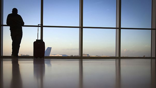 Belecipzárazta magát a bőröndbe, hogy kifoszthassa a turistákat Belecipzárazta magát a bőröndbe, hogy kifoszthassa a turistákat