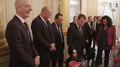 Capitães da Ryder Cup oferecem saco de golfe a Macron