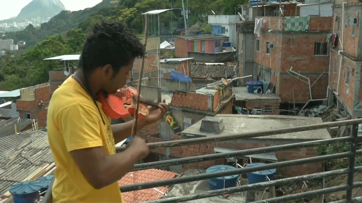 شاهد: آلة كمان قديمة تغير مسار حياة شاب برازيلي