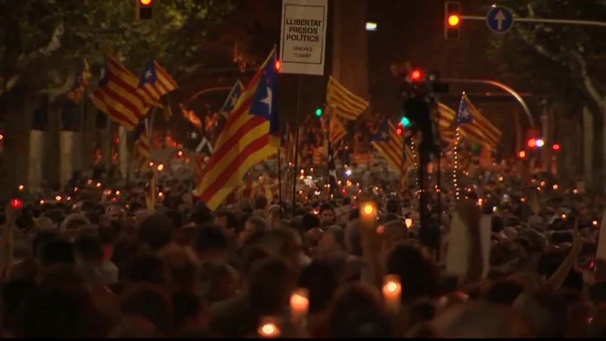 Decenas de miles de independentistas piden la excarcelación de Cuixart y Sànchez en Barcelona