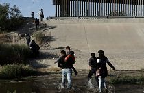 Image: Migrant families cross the Rio Grande at the border into El Paso, Te