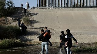 Image: Migrant families cross the Rio Grande at the border into El Paso, Te