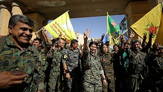 La "ciambella" del carrarmato per festeggiare Raqqa libera
