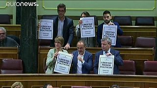 Diputados de Podemos y PDeCat interrumpen la sesión de control al Gobierno con pancartas a favor de "los Jordis"