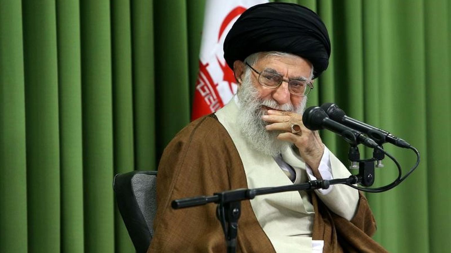 خامنئي يصف ترامب بالأحمق المجنون ويهدد: "سنمزق" الاتفاق النووي إذا انسحبت منه واشنطن
