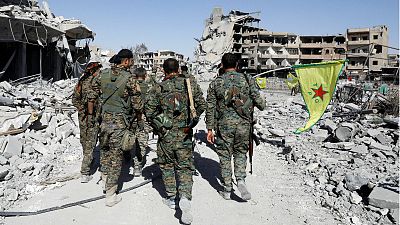 Panzer kreist in Rakka: SDF feiert Rückeroberung mit "Donut-Stunt"