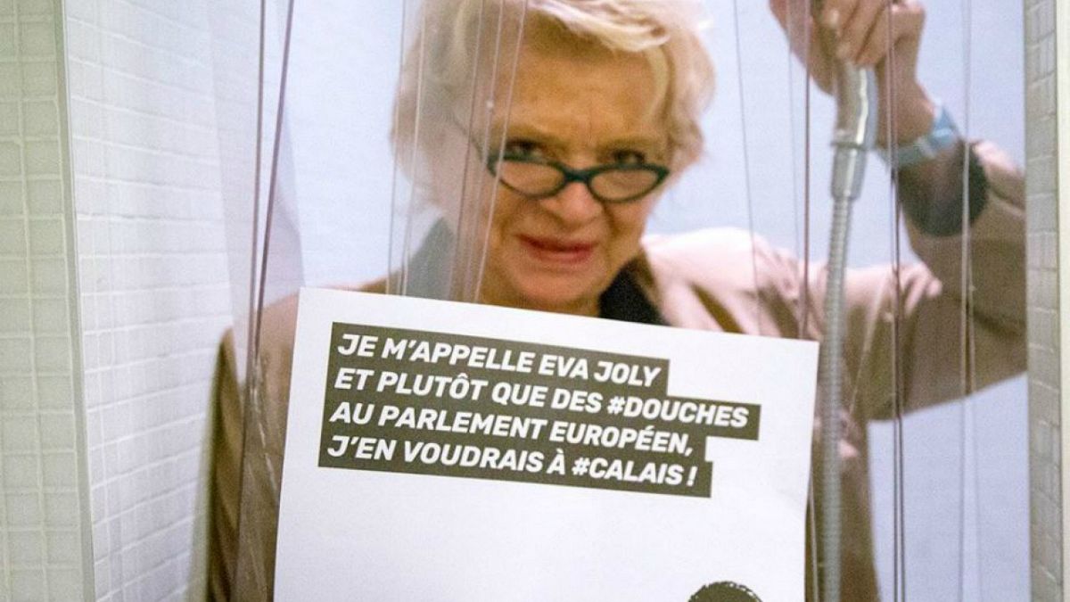 Fransız milletvekilleri göçmenler için duş altında