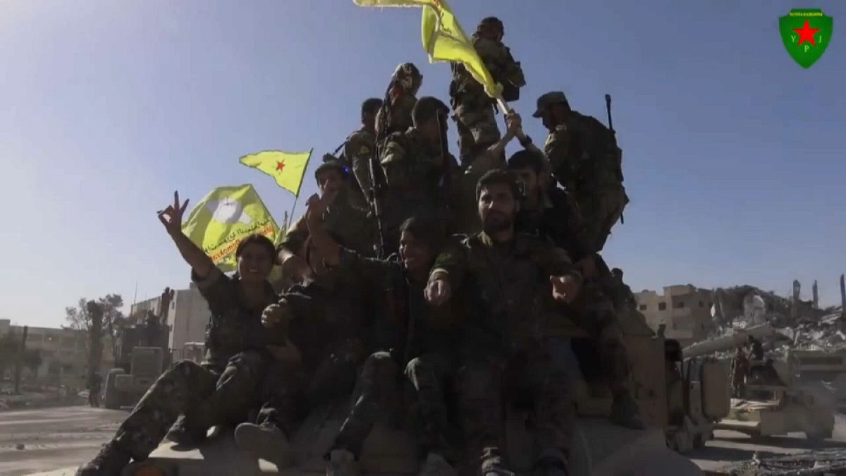 Kurdische Kämpfer feiern Eroberung Al-Rakkas