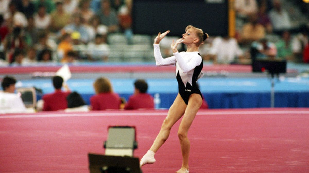 Голая гимнастка творит чудеса акробатики на полу (HD ВИДЕО)