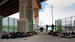 Image: Border Patrol agents watch over detained migrants near El Paso, Texa