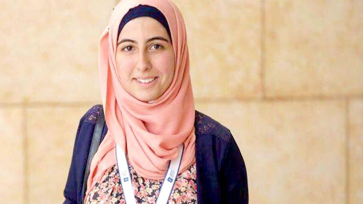 فلسطينية ولا فخر: فوز شابة بجائزة دبي للقراءة بقيمة 150.000 دولار