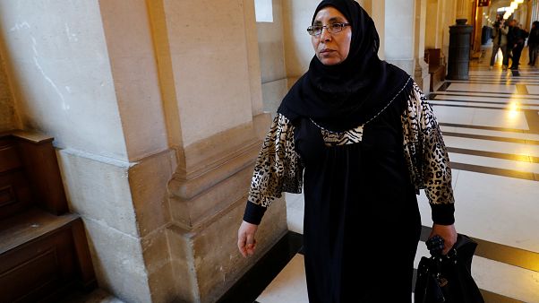 Befragung der Mutter im Merah-Prozess: Streit und Tränen im Gerichtssaal Befragung der Mutter im Merah-Prozess: Streit und Tränen im Gerichtssaal