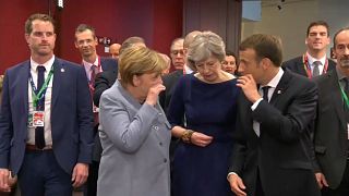 Vajon miről sugdolózott a May, Merkel, Macron hármas ilyen bizalmasan?