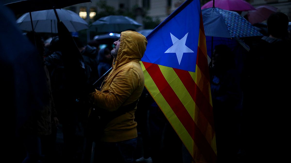 Spain: Politicians take sides over Catalonia crisis