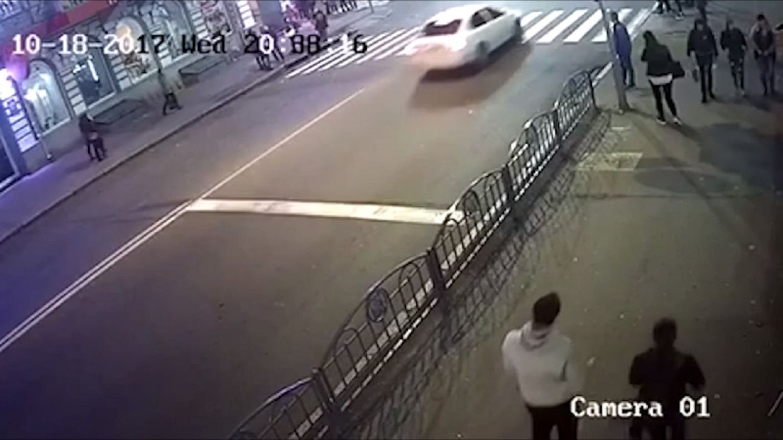 Συγκλονιστικό βίντεο-αυτοκίνητο πέφτει με ταχύτητα επάνω σε πεζούς-σκληρές εικόνες