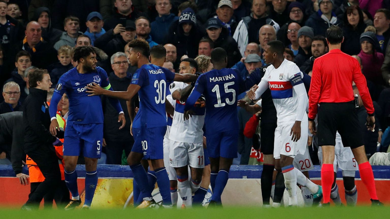 Kucağında çocuğuyla UEFA maçında futbolcu dövdü
